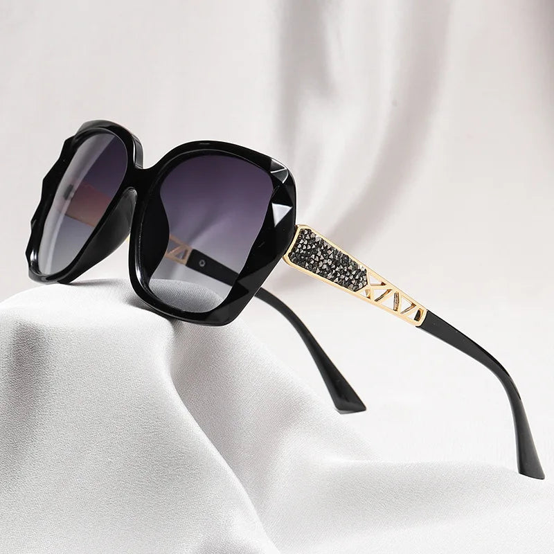 New Ladies' Sunglasses with High Sense and Diamond-encrusted Sunglasses Protect against Ultraviolet Rays in Summer.